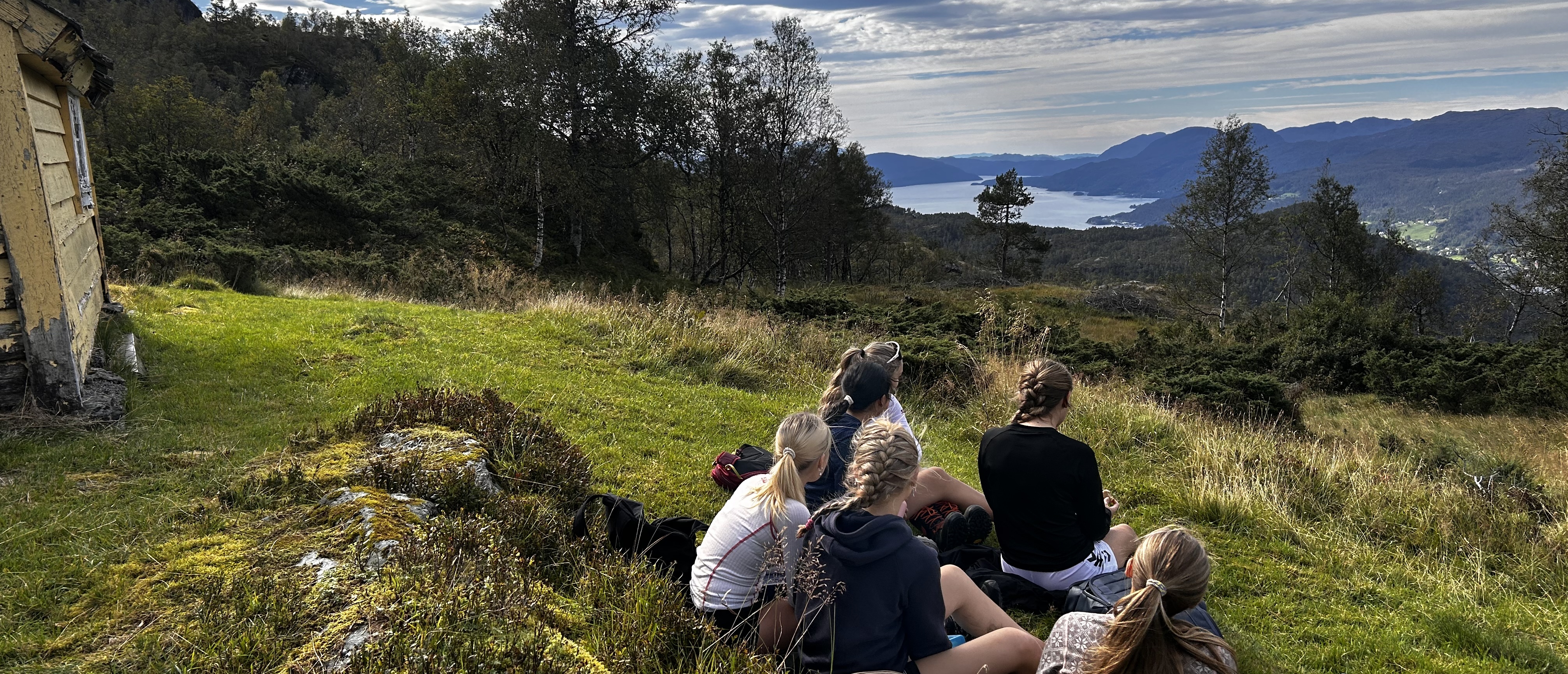 Strandebarm skule logo