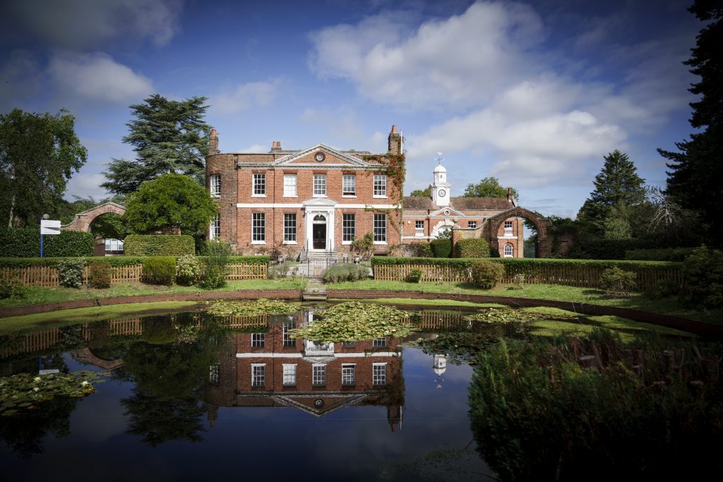 Mount House School logo